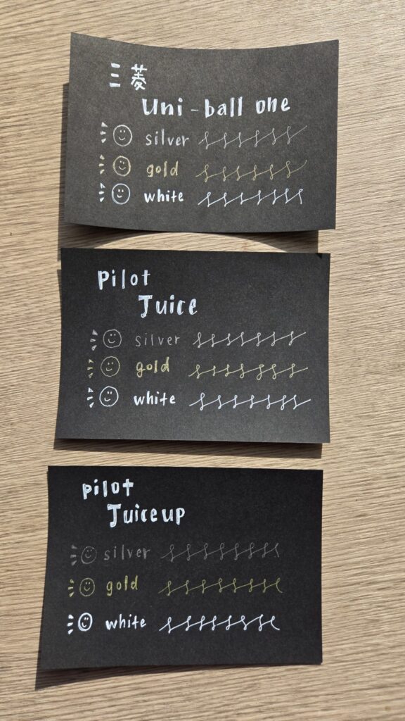 白金銀のペンを黒い紙に書いて太陽光の下で見た場合の写真